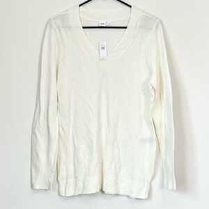 NWT GAP Women’s Cream V-Neck Sweater - Size: Large